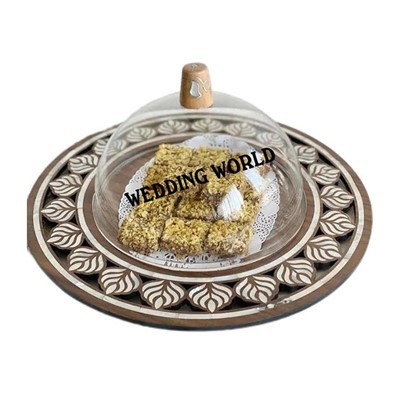 Деревянный поднос с круглой стеклянной крышкой